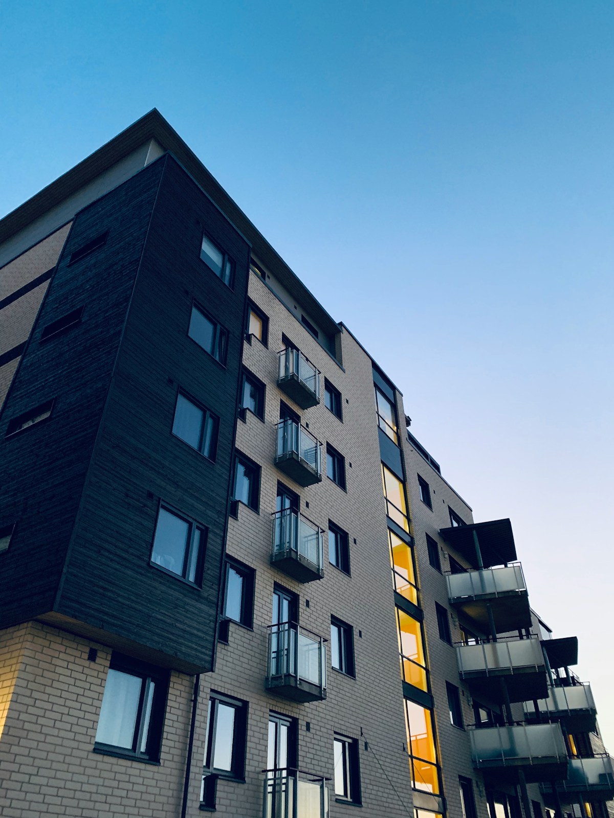 Modern residential building with clean lines in an urban Ecuadorian neighbourhood
